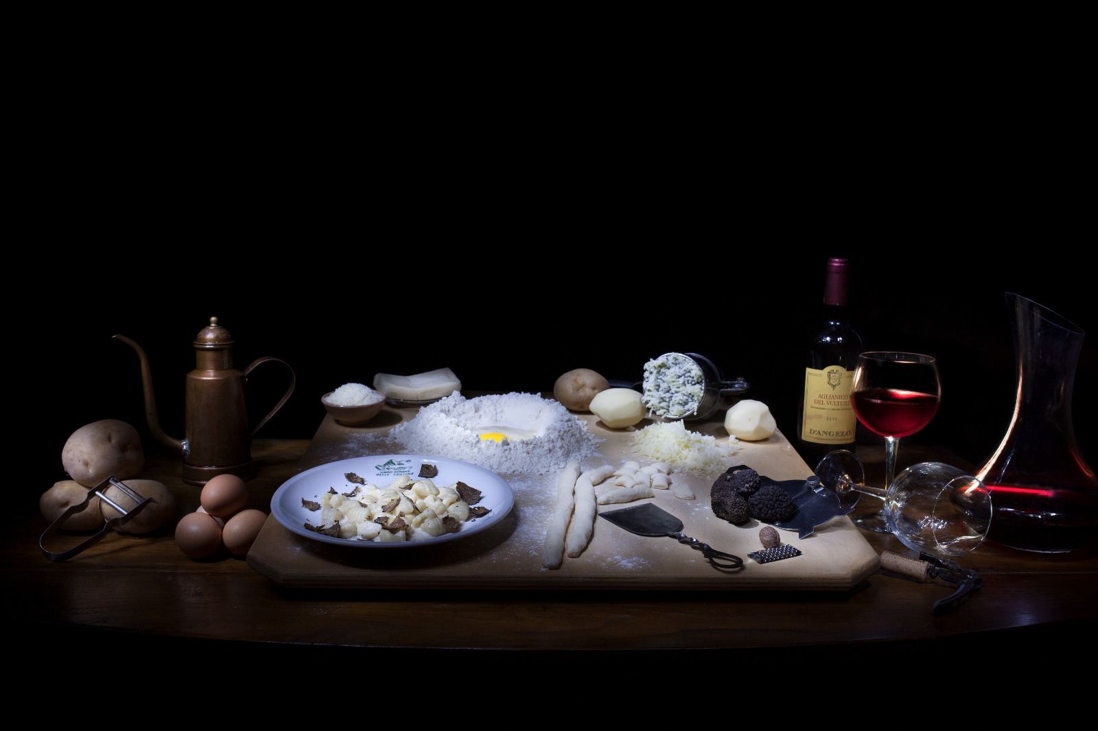 Gnocchi al Tartufo con ingredienti e Aglianico del Vulture - Foto Verova